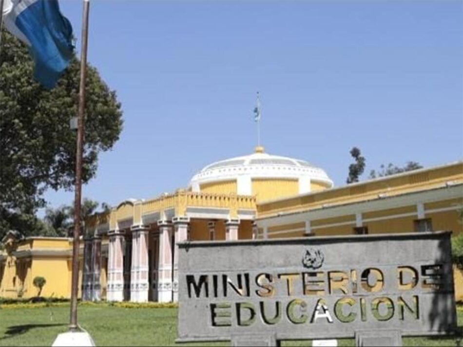 Entra en vigor aumento salarial para maestros de Guatemala