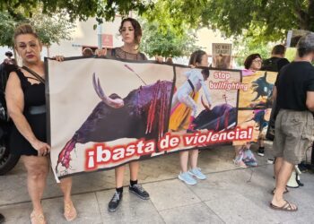 Se concentraron contra las corridas de toros en Alicante bajo el lema el lema “Hogueras sin sangre”