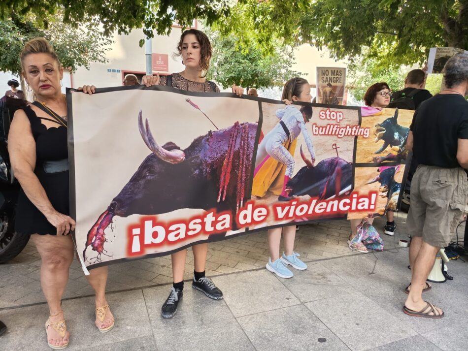 Se concentraron contra las corridas de toros en Alicante bajo el lema el lema “Hogueras  sin sangre”