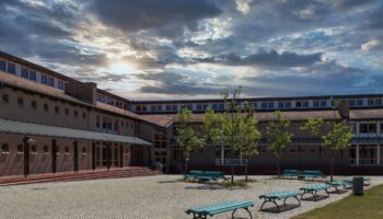 Transformar los colegios en refugios climáticos es clave para proteger a la infancia