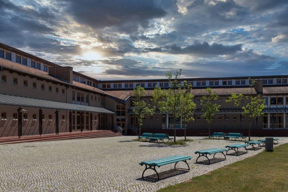 Transformar los colegios en refugios climáticos es clave para proteger a la infancia