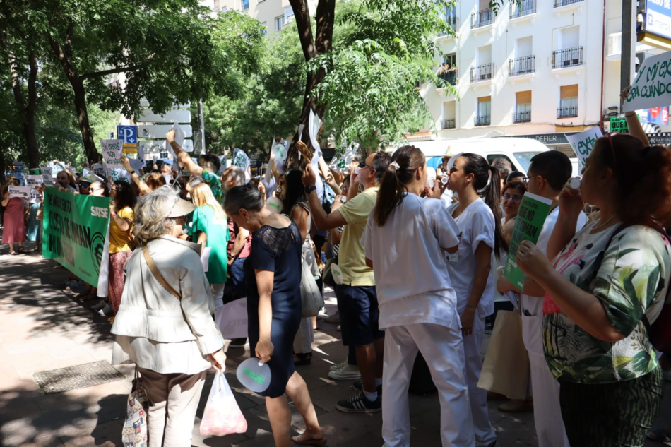 Enfermeras y fisioterapeutas madrileños: «Nos recortan la extra, nos niegan las 35 horas, retribuciones a la baja, plantillas bajo mínimos…»