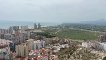 Compromís alerta de la aberración urbanística en la costa que persiste con proyectos como el Manhattan de Cullera