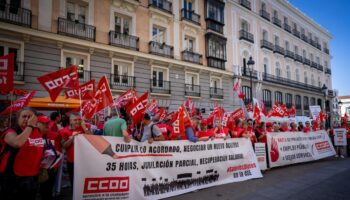 Decenas de trabajadoras y trabajadores públicos exigen al Gobierno el cumplimiento de los acuerdos en la Administración General del Estado