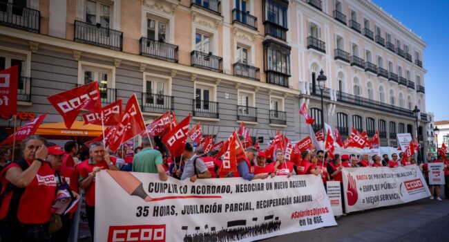 Decenas de trabajadoras y trabajadores públicos exigen al Gobierno el cumplimiento de los acuerdos en la Administración General del Estado
