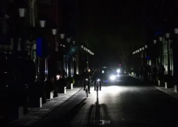 Apagón: Las eléctricas no pueden subir sus tarifas con la excusa de un incremento de costes hasta que finalice el contrato anual