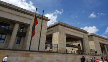 Corte constitucional de Colombia dictamina que CNE no puede investigar a Gustavo Petro