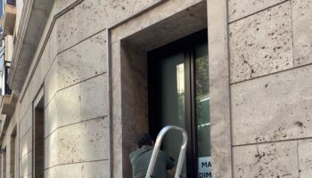 Compromís denuncia la censura de PP y Vox a las Cortes tapando las ventanas de las oficinas del grupo y los carteles de “Mazón Dimissió” y “Vox Cómplice”