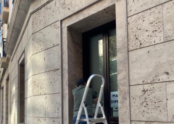 Compromís denuncia la censura de PP y Vox a las Cortes tapando las ventanas de las oficinas del grupo y los carteles de “Mazón Dimissió” y “Vox Cómplice”