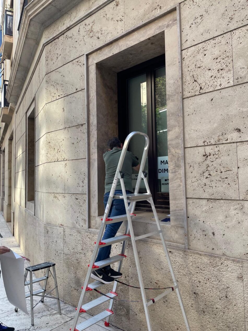 Compromís denuncia la censura de PP y Vox a las Cortes tapando las ventanas de las oficinas del grupo y los carteles de “Mazón Dimissió” y “Vox Cómplice”