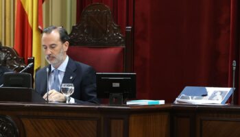 El presidente del Parlament balear, Gabriel Le Senne (Vox), que rompió una fotografía de republicanas fusiladas en 1937, a juicio por delito de odio