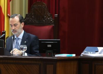 El presidente del Parlament balear, Gabriel Le Senne (Vox), que rompió una fotografía de republicanas fusiladas en 1937, a juicio por delito de odio