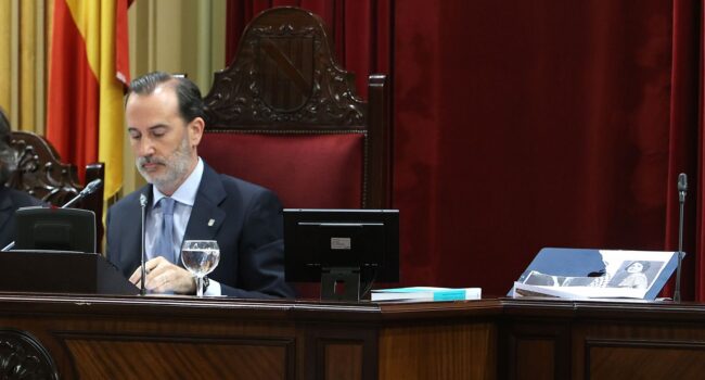 El presidente del Parlament balear, Gabriel Le Senne (Vox), que rompió una fotografía de republicanas fusiladas en 1937, a juicio por delito de odio
