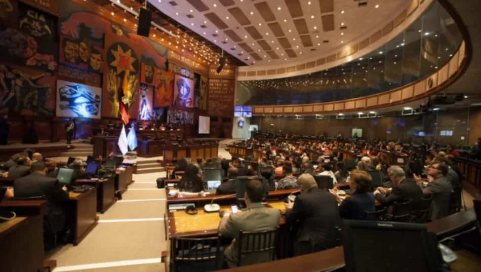 Ecuador: Parlamento aprueba reforma constitucional que posibilita instalación de bases militares extranjeras