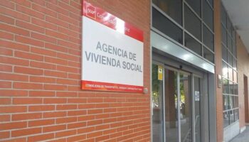 El PCE en Madrid irrumpe en la Agencia de Vivienda Social para denunciar que se ha convertido en un “fondo buitre”