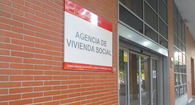 El PCE en Madrid irrumpe en la Agencia de Vivienda Social para denunciar que se ha convertido en un “fondo buitre”