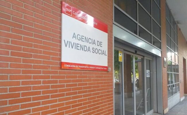 El PCE en Madrid irrumpe en la Agencia de Vivienda Social para denunciar que se ha convertido en un “fondo buitre”