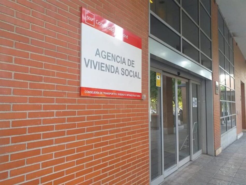 El PCE en Madrid irrumpe en la Agencia de Vivienda Social para denunciar que se ha convertido en un “fondo buitre”