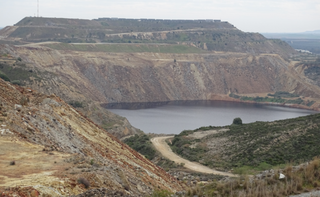 «Salvemos Doñana reclamamos mejor protección para Doñana y rechazamos los vertidos mineros de Aznalcóllar al río Guadalquivir»