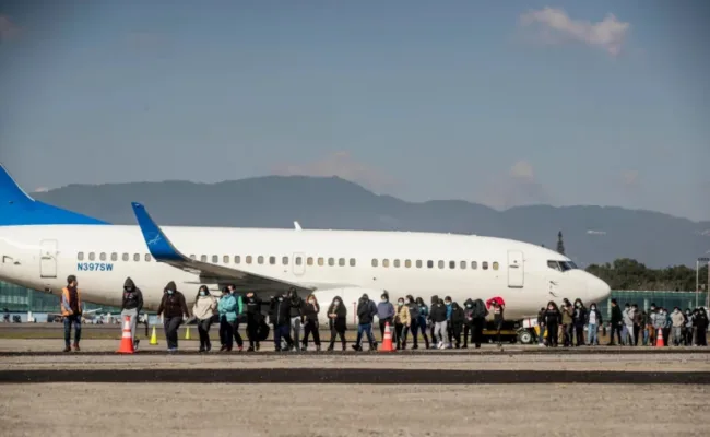 Corte Suprema de EE.UU. autoriza a Trump deportaciones rápidas de migrantes