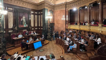 BComú i Junts formalitzen la petició d’un Plenari extraordinari perquè Collboni faci un balanç dels 2 anys de mandat