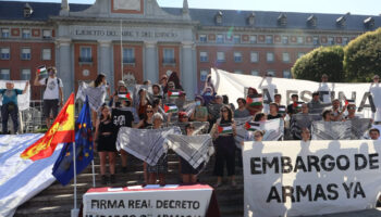 Activistas por Palestina ocuparon las escaleras del Ejército del Aire exigiendo el embargo efectivo de armas a Israel