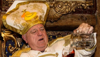Leo Bassi y Teatro del Barrio se unen para celebrar las Bodas Patólicas, donde lo sagrado es el humor, la poesía y la disidencia