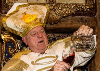 Leo Bassi y Teatro del Barrio se unen para celebrar las Bodas Patólicas, donde lo sagrado es el humor, la poesía y la disidencia