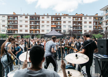 Guitarras, emoción, amigxs y familia: así se pueden definir de manera perfecta las 14 horas de música gratuita al aire libre que se disfrutaron en el Festival de Rock de Andoain