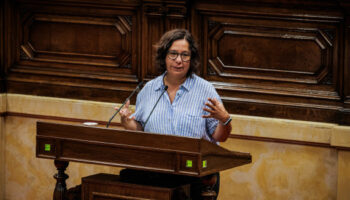 El Parlament aprova la moció dels Comuns per reparar les violències institucionals contra mares i infants