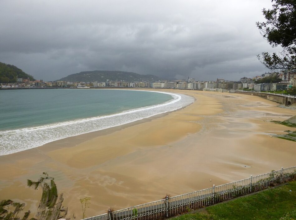 FACUA Euskadi denuncia la falta de medios y equipamiento básico en los socorristas de las playas de San Sebastián