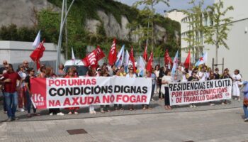 Traballadoras de residencias privadas e SAF mobilízanse nos edificios da Xunta por condicións laborais e salariais dignas