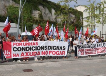 Traballadoras de residencias privadas e SAF mobilízanse nos edificios da Xunta por condicións laborais e salariais dignas