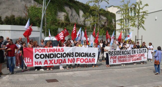 Traballadoras de residencias privadas e SAF mobilízanse nos edificios da Xunta por condicións laborais e salariais dignas