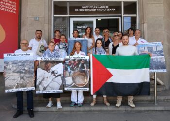 Sanitarias de Tenerife se concentraron en protesta por Palestina y en apoyo al hospital Nasser de Gaza, sitiado por el régimen sionista