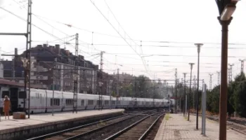 La PCM pide al Ministerio de Transportes y Movilidad Sostenible que aclare “cuándo y cómo” va a construir el tramo de tren “Mora – Alcázar” y la estación de viajeros Madridejos-Consuegra