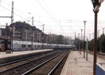 La PCM pide al Ministerio de Transportes y Movilidad Sostenible que aclare “cuándo y cómo” va a construir el tramo de tren “Mora – Alcázar” y la estación de viajeros Madridejos-Consuegra