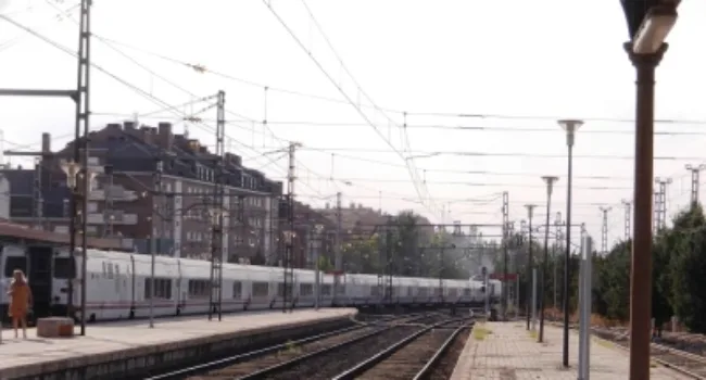 La PCM pide al Ministerio de Transportes y Movilidad Sostenible que aclare “cuándo y cómo” va a construir el tramo de tren “Mora – Alcázar” y la estación de viajeros Madridejos-Consuegra
