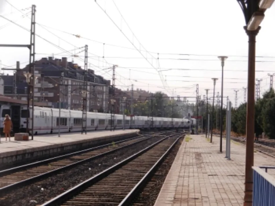La PCM pide al Ministerio de Transportes y Movilidad Sostenible que aclare “cuándo y cómo” va a construir el tramo de tren “Mora – Alcázar” y la estación de viajeros Madridejos-Consuegra