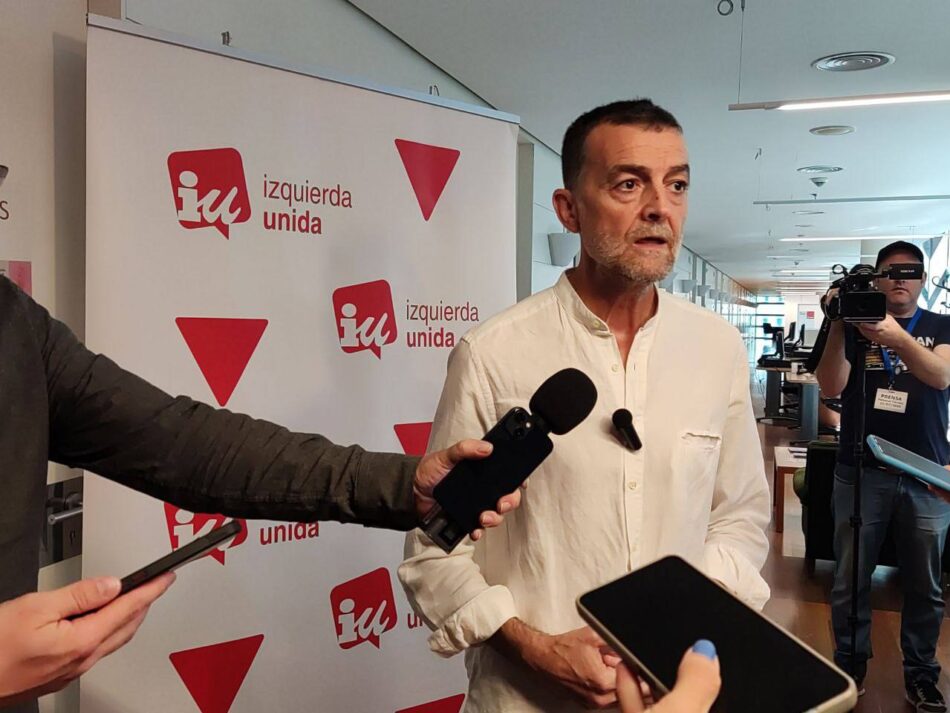 Maíllo presenta la propuesta redactada por IU para abrir una comisión de investigación sobre el ‘caso Montoro’ y señala que esta red corrupta da ejemplo de “la ‘Hacienda patriótica’ del PP”
