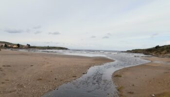 «La playa Bañugues cerrada al baño, mientras el Principado de Asturias la pone como apta»