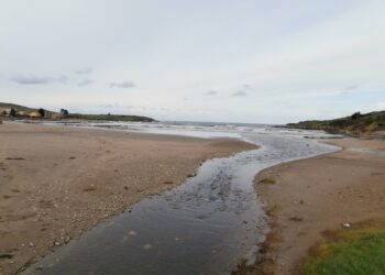 «La playa Bañugues cerrada al baño, mientras el Principado de Asturias la pone como apta»