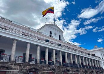 Sindicatos de Ecuador convocan movilizaciones contra los recortes y despidos anunciados por Noboa