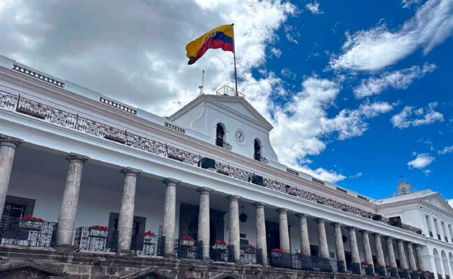 Sindicatos de Ecuador convocan movilizaciones contra los recortes y despidos anunciados por Noboa