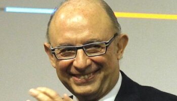 El ex-ministro de Hacienda del PP, Cristóbal Montoro, es acusado por legislar a la medida de las energéticas a cambio de pagos