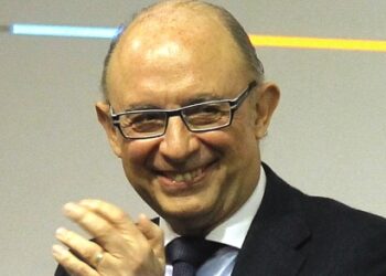 El ex-ministro de Hacienda del PP, Cristóbal Montoro, es acusado por legislar a la medida de las energéticas a cambio de pagos