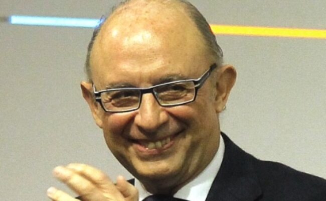 El ex-ministro de Hacienda del PP, Cristóbal Montoro, es acusado por legislar a la medida de las energéticas a cambio de pagos