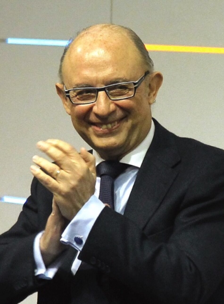 El ex-ministro de Hacienda del PP, Cristóbal Montoro, es acusado por legislar a la medida de las energéticas a cambio de pagos