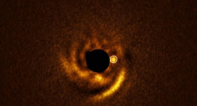 Detectan un planeta en formación que esculpe su disco protoplanetario