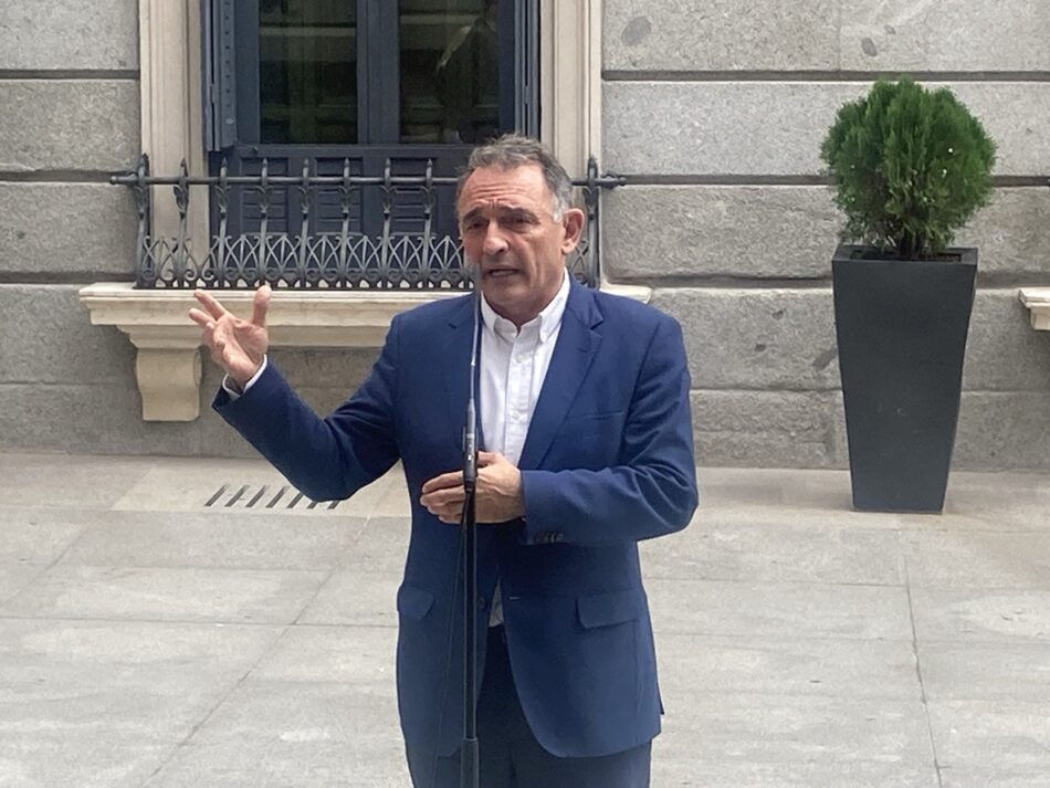 Enrique Santiago registra la petición de IU para que Albares detalle en el Congreso si tiene alguna información de la Comisión Europea del “acuerdo presuntamente alcanzado” entre EEUU y la UE